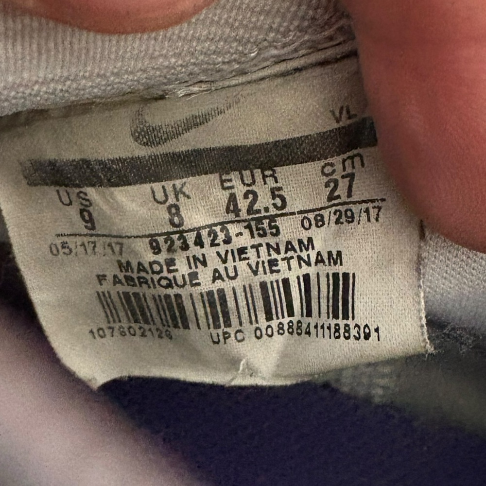 SOLD
NIKE ALPHA HUARACHE 6 ELT TF LAX LE SIZE 9 White, gold & purple shoes - Picture 2 of 15